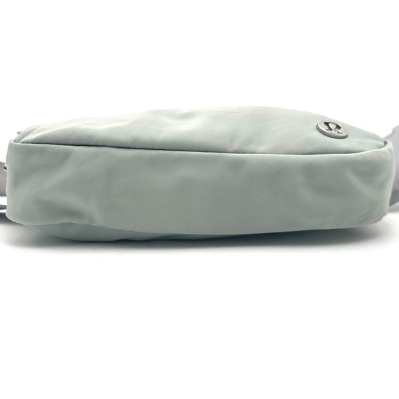 Lululemon Everywhere Belt Bag 1L 7.5" x 5" Light Sage Green Adjustable Strap - Picture 7 of 8